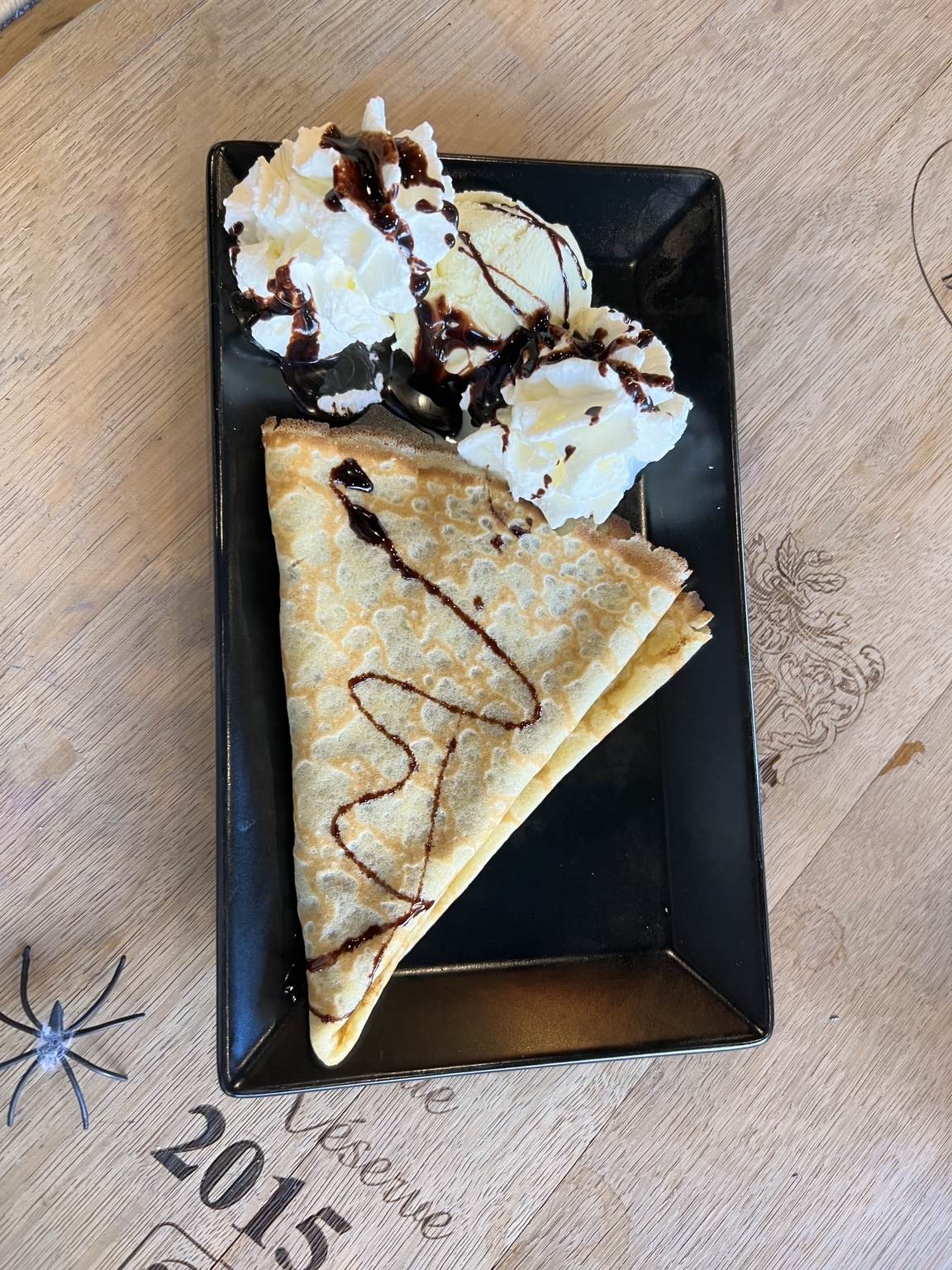 Crêpe avec glace, chantilly et chocolat